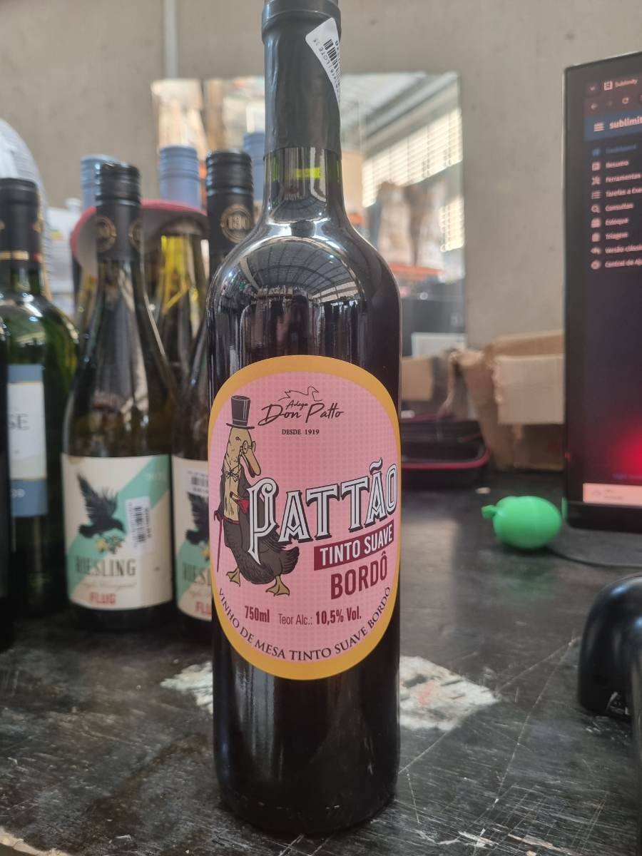 Vinho tinto suave bordô Pattao