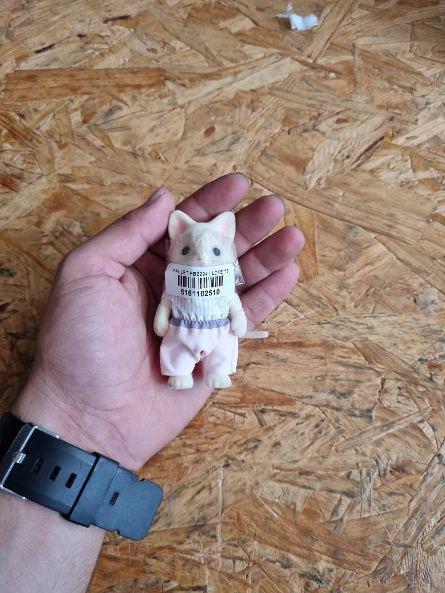 Miniatura de boneco de gato vestido com roupa rosa