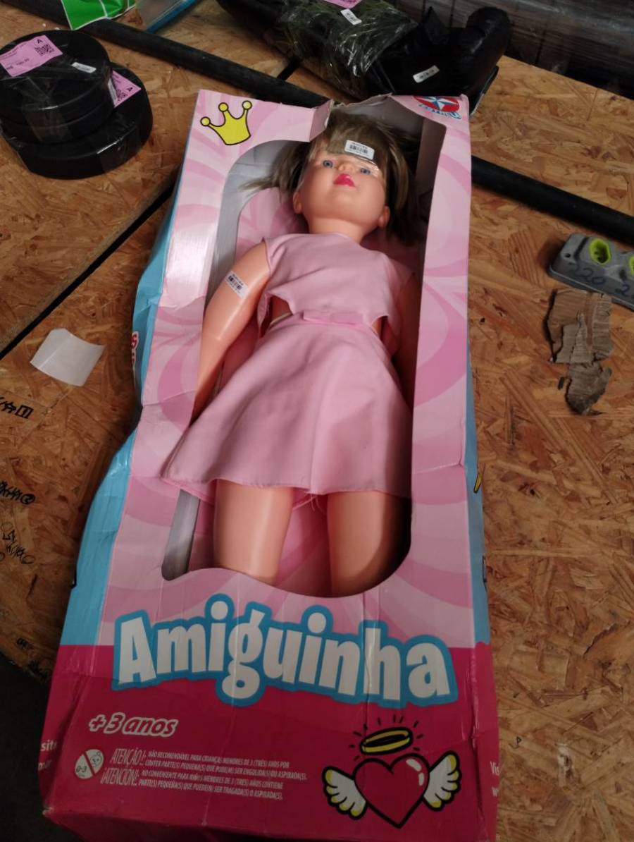 Boneca Amiguinha vestida com vestido rosa
