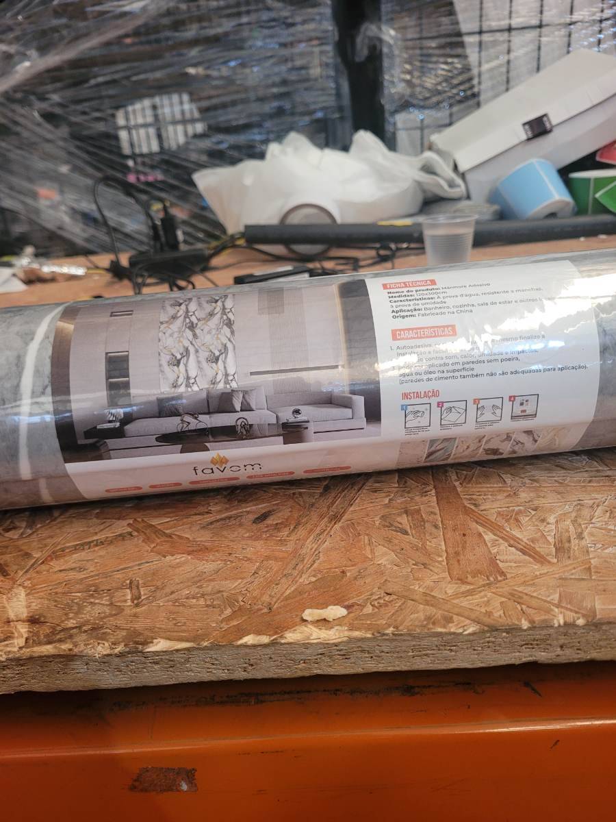 Papel de parede adesivo com estampa marmorizada