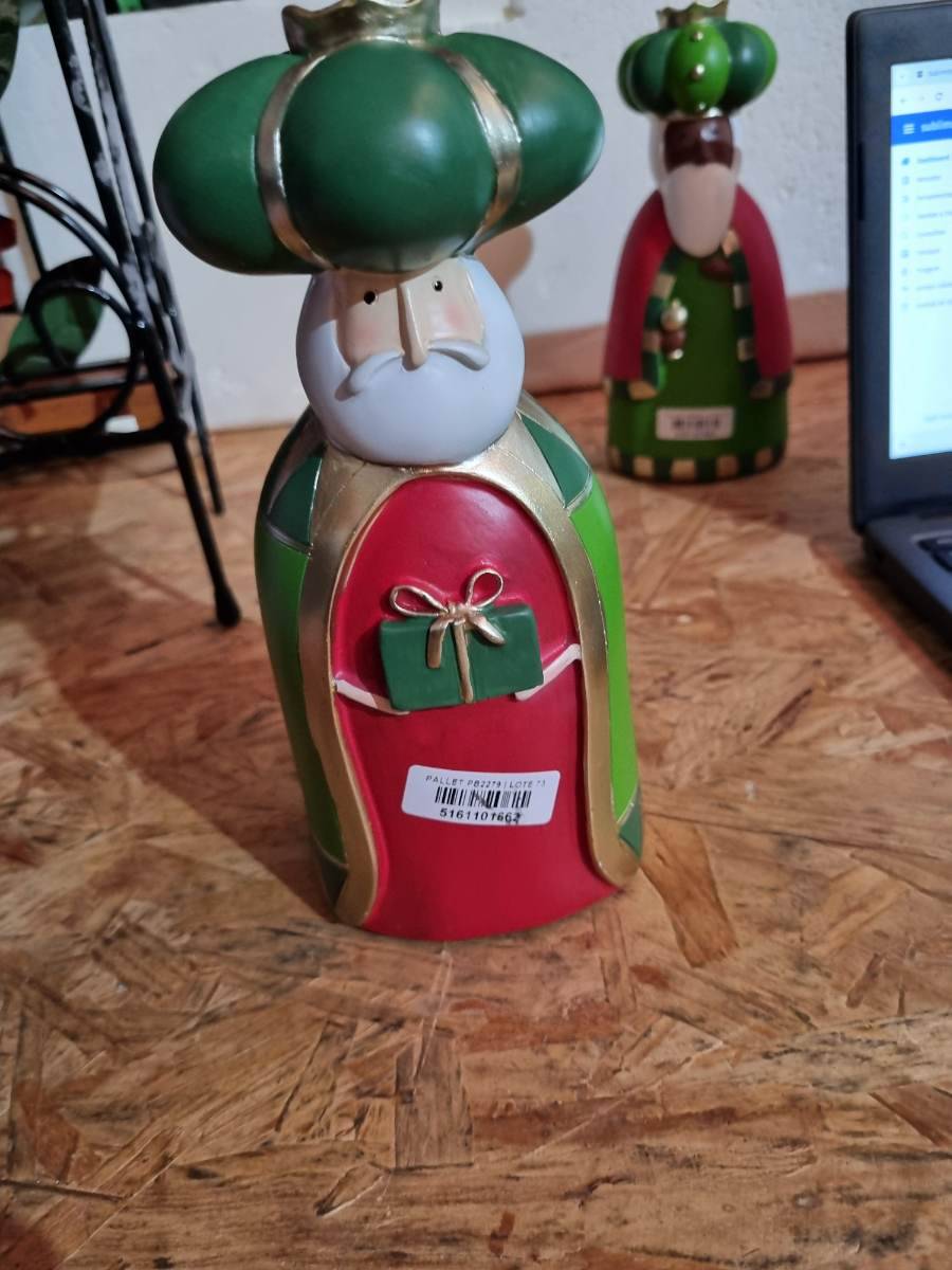 Estatueta decorativa de rei mago em cerâmica