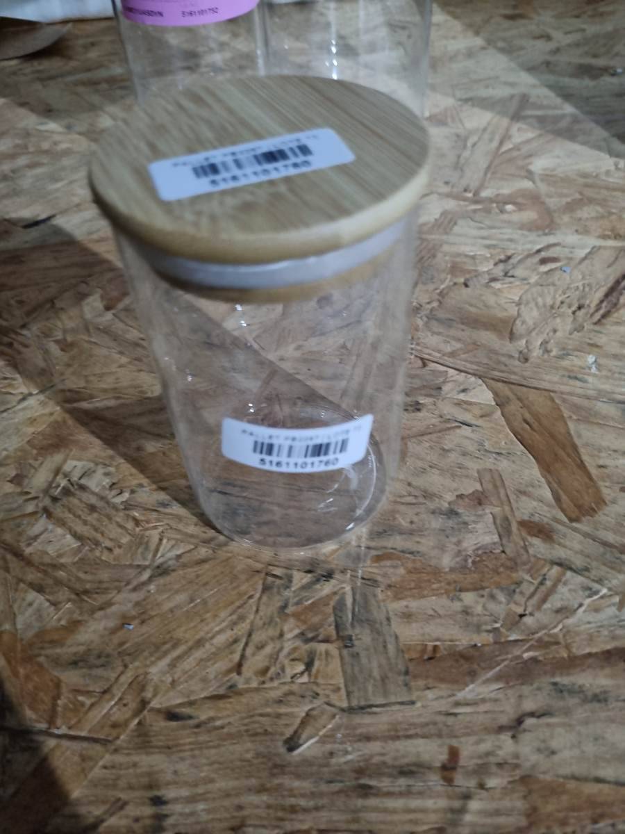 Pote de vidro com tampa de madeira
