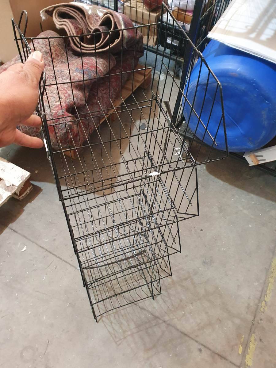 Expositor de arame metálico com múltiplos compartimentos
