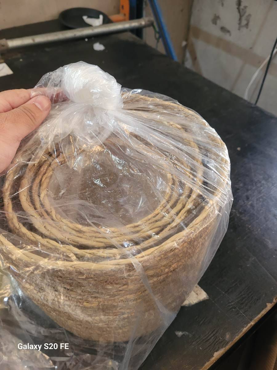 Cesto de palha trançada