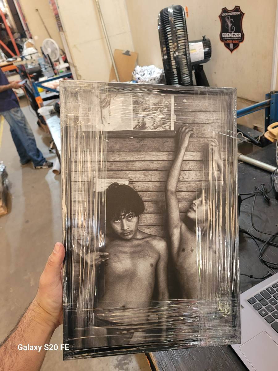 Quadro decorativo com fotografia em preto e branco de dois meninos