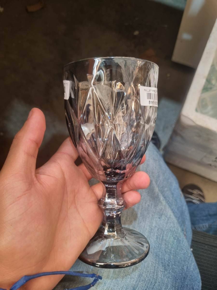 Taça de vidro com pé