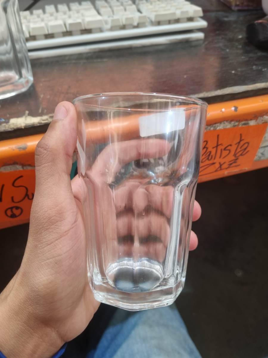 Copo de vidro transparente
