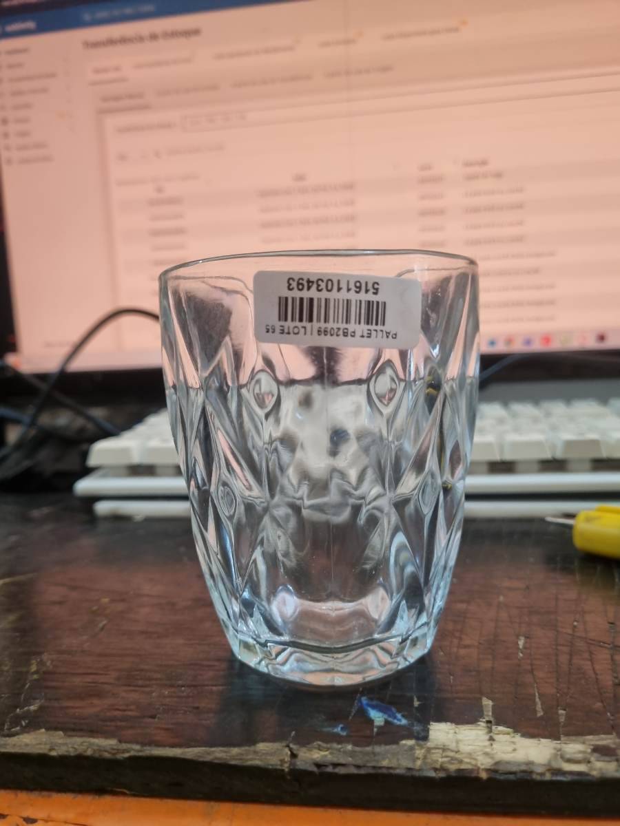 Copo de vidro com textura diamantada