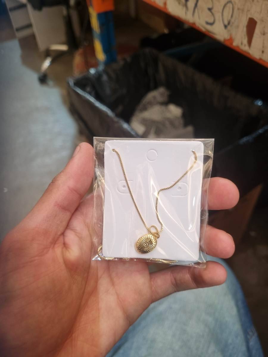 Colar com pingente oval dourado