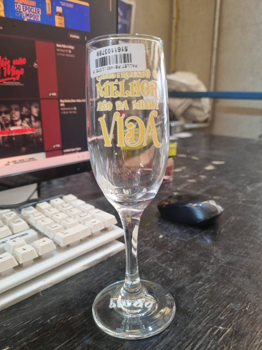 Taça de vidro para champanhe com frase decorativa