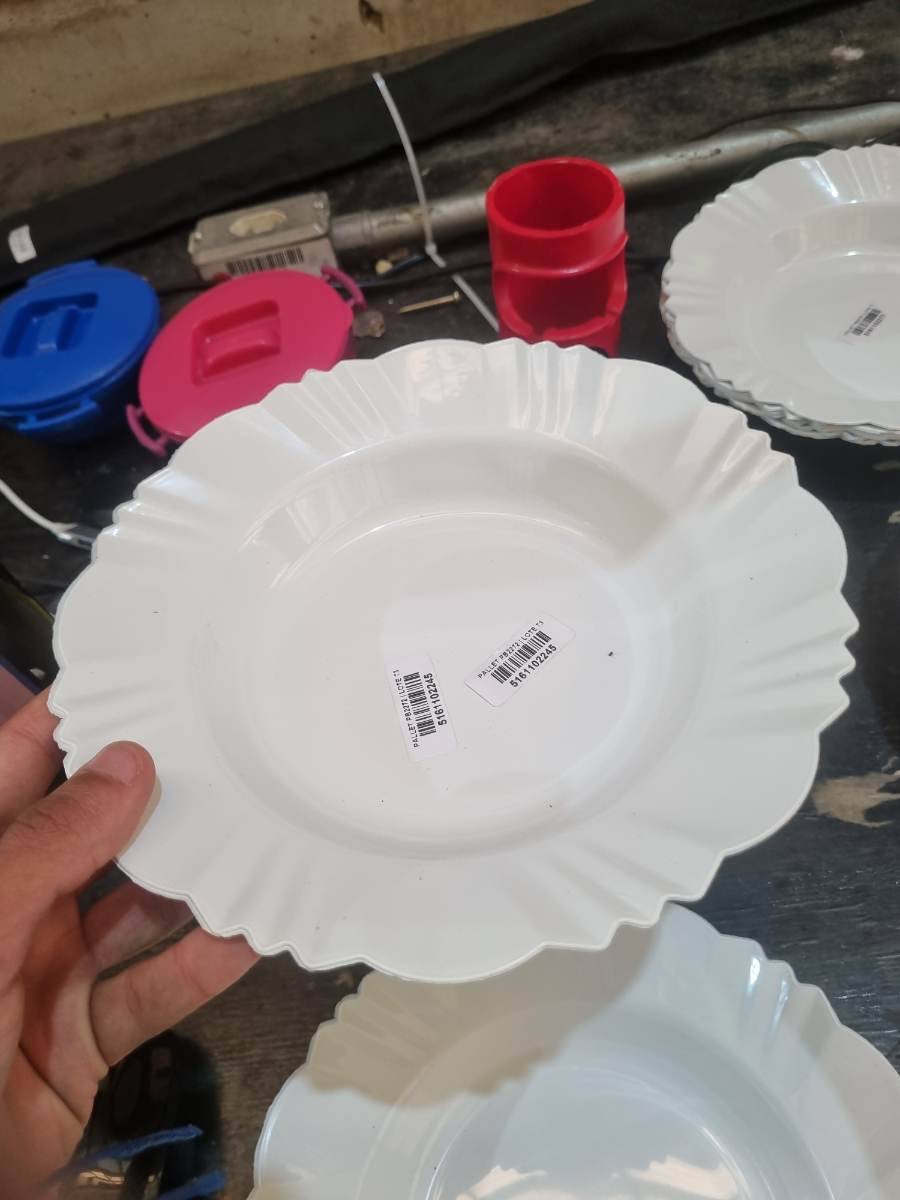 Prato raso branco de plástico com borda decorativa