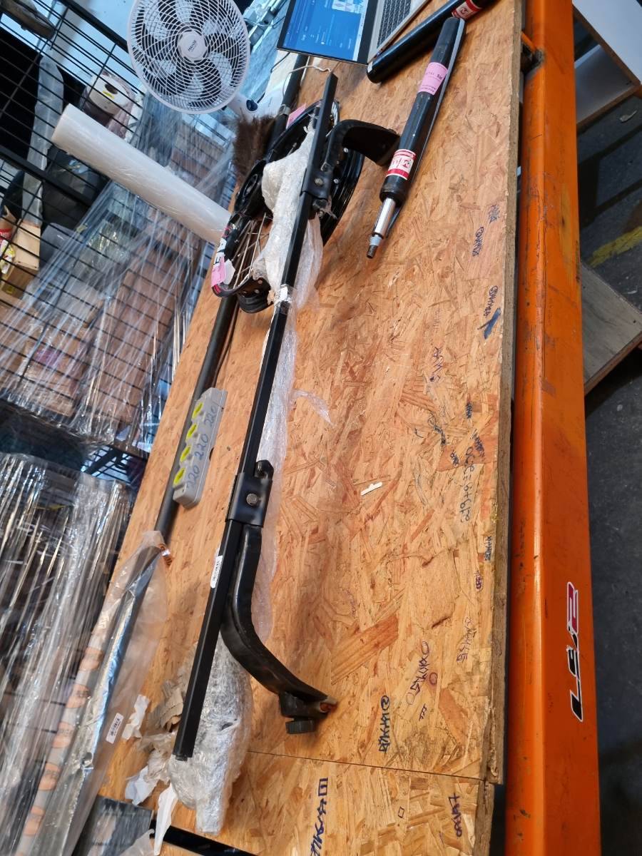 Suporte ou barra metálica para automóvel