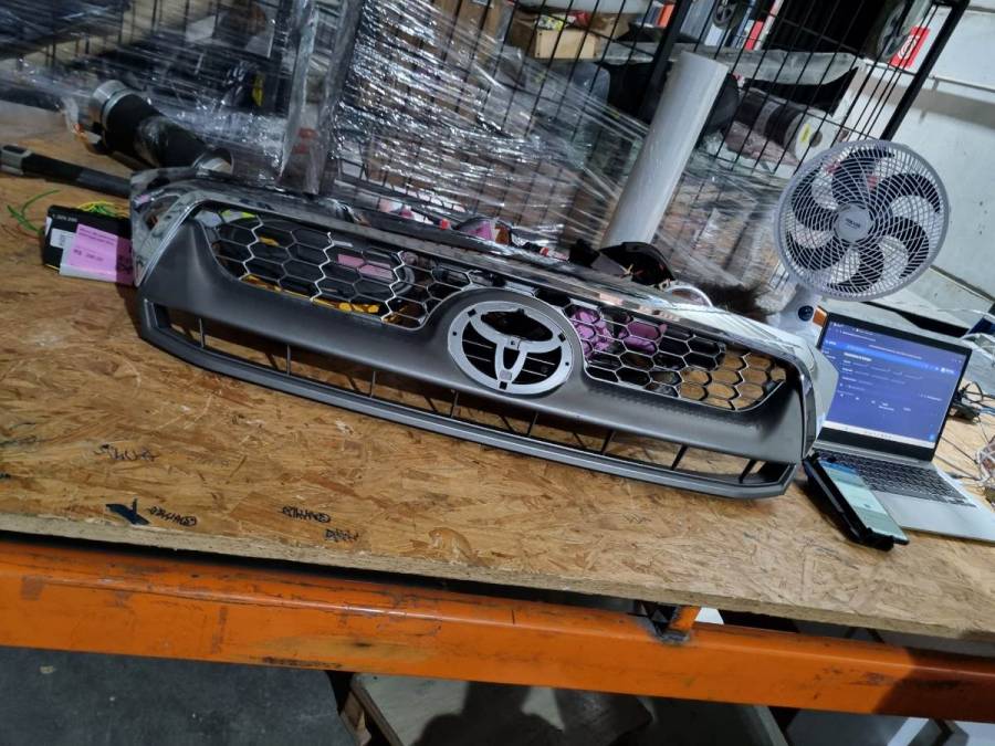 Grade frontal para veículo Toyota