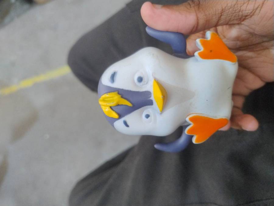 Brinquedo de borracha em formato de pinguim