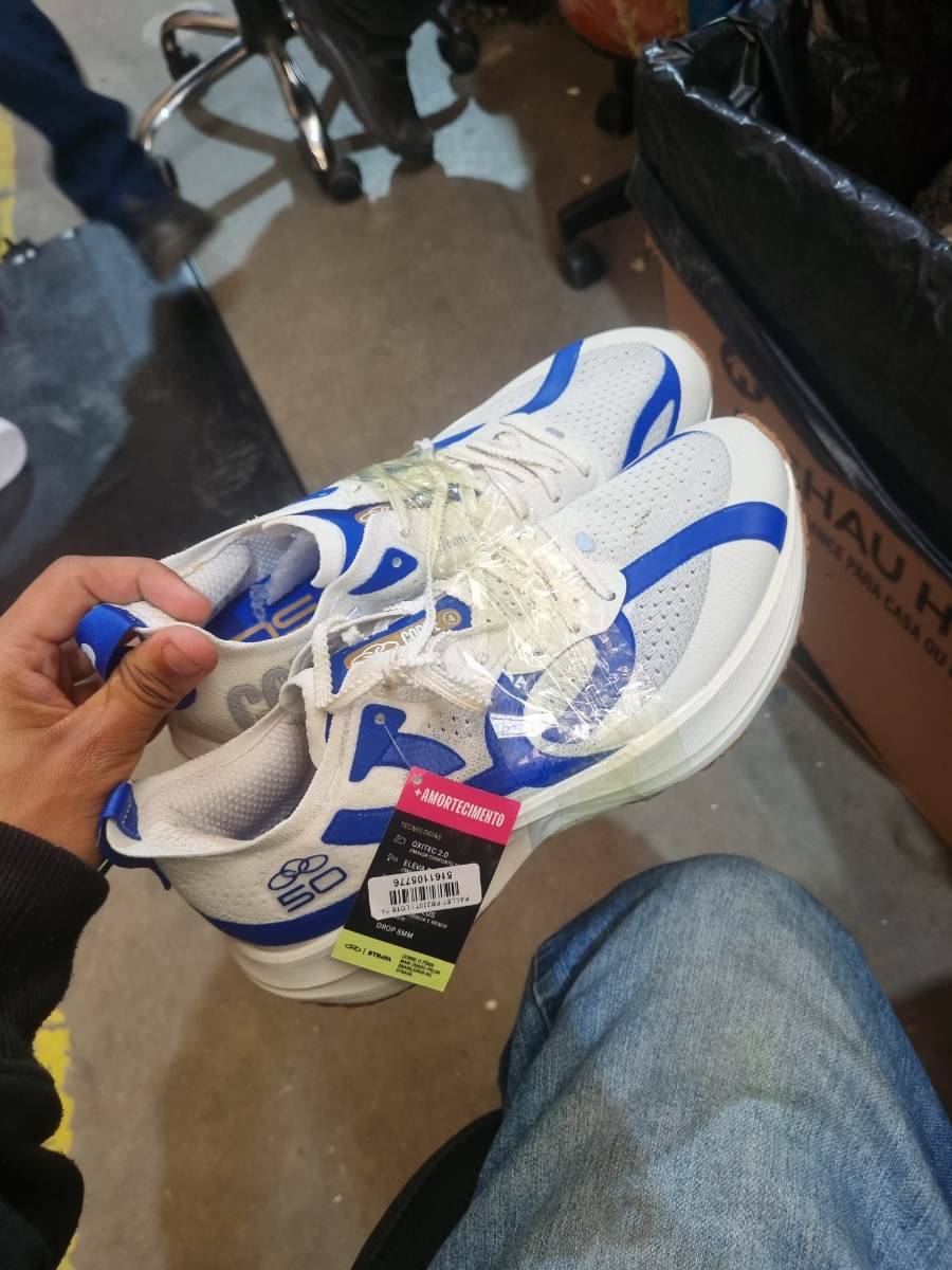 Tênis esportivo masculino branco com detalhes azuis