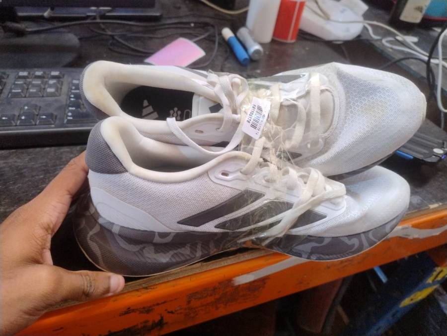 Tênis esportivo masculino branco e cinza