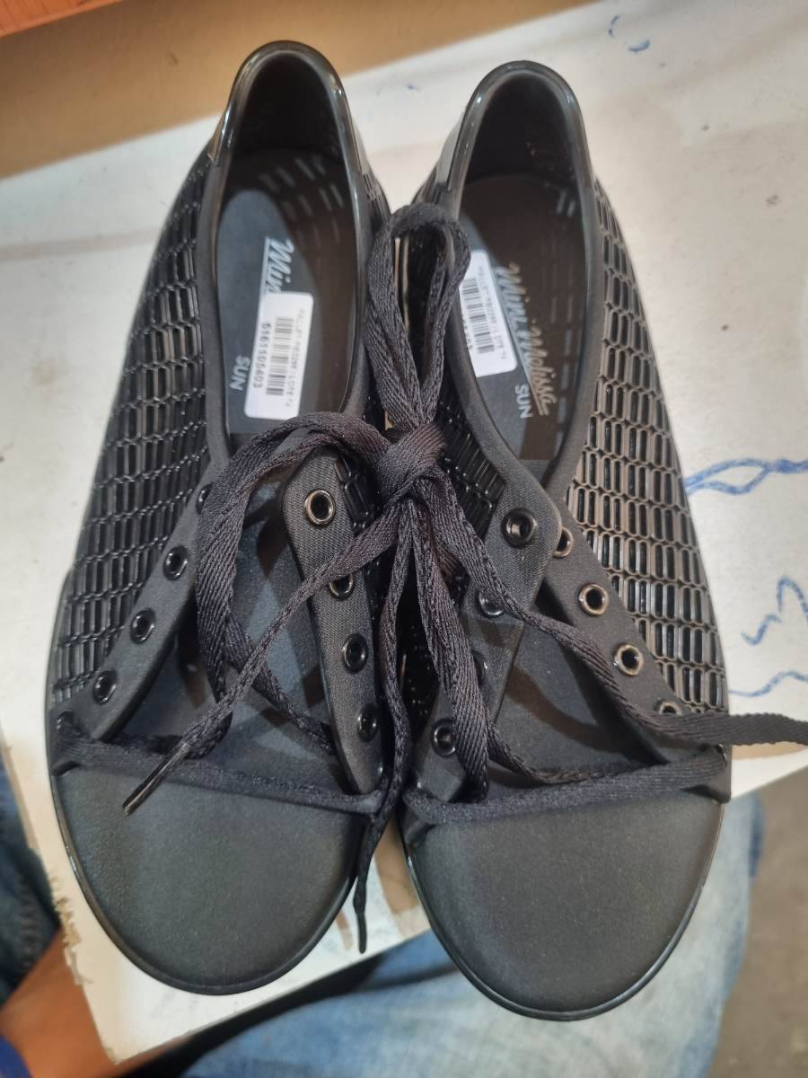Tênis feminino preto com cadarço