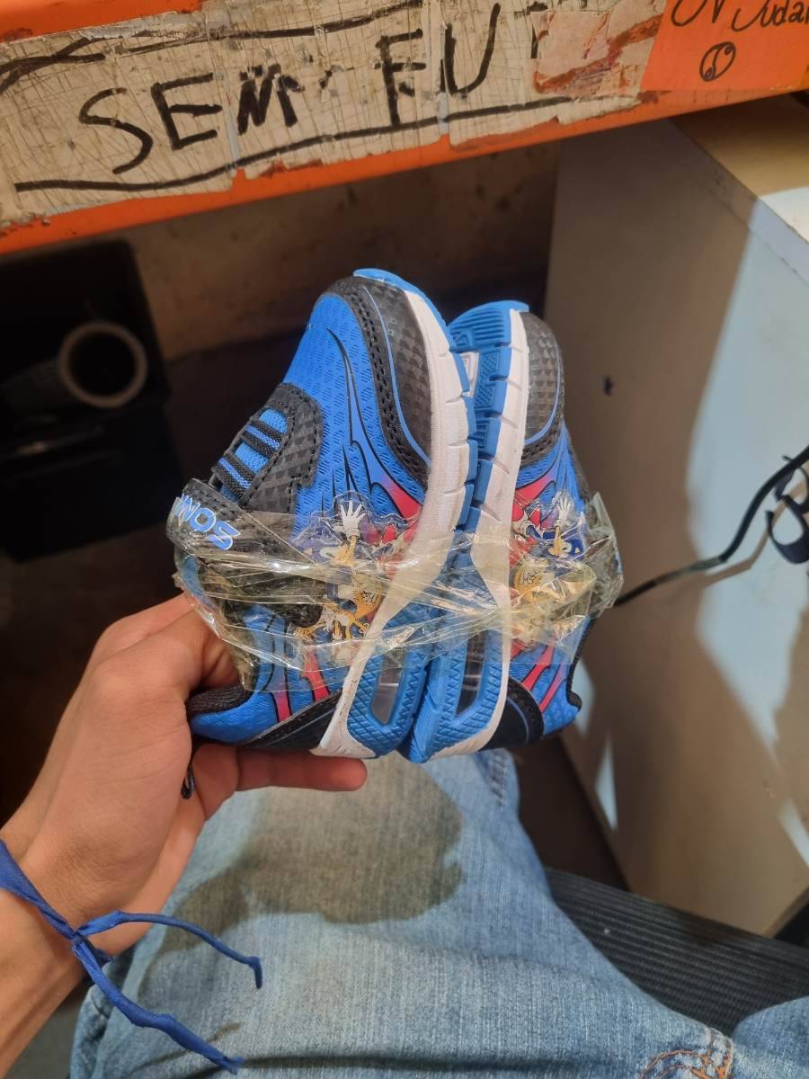 Tênis infantil azul com estampa do Sonic