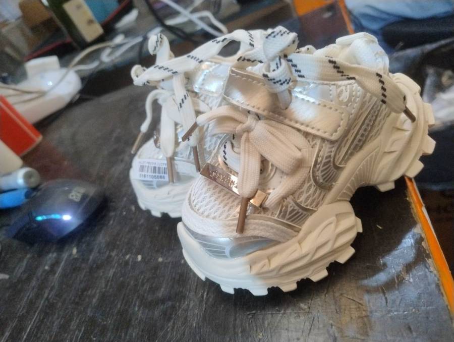 Tênis infantil branco com detalhes prateados