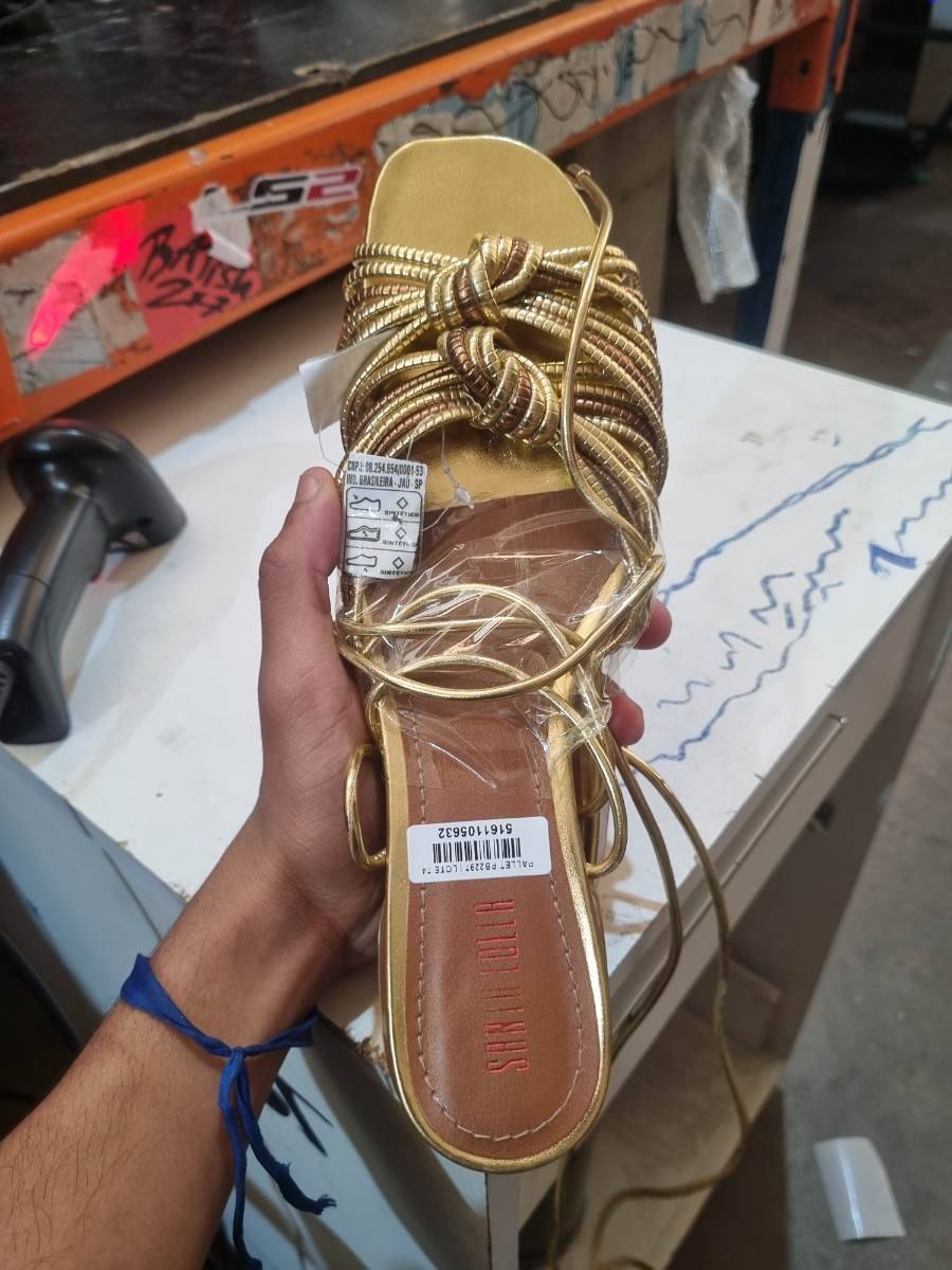 Sandália feminina dourada com tiras entrelaçadas