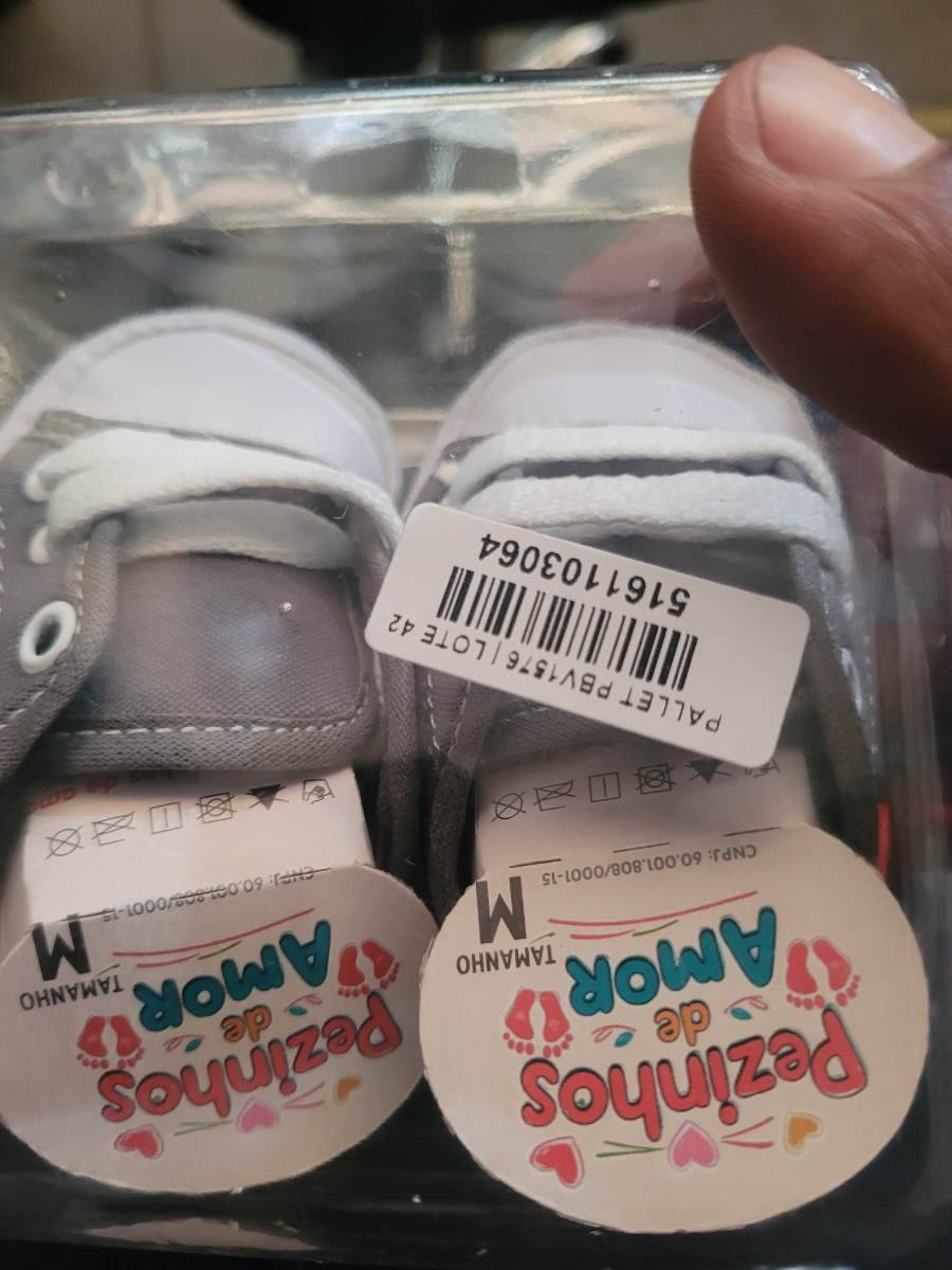 Tênis infantil cinza com cadarço branco