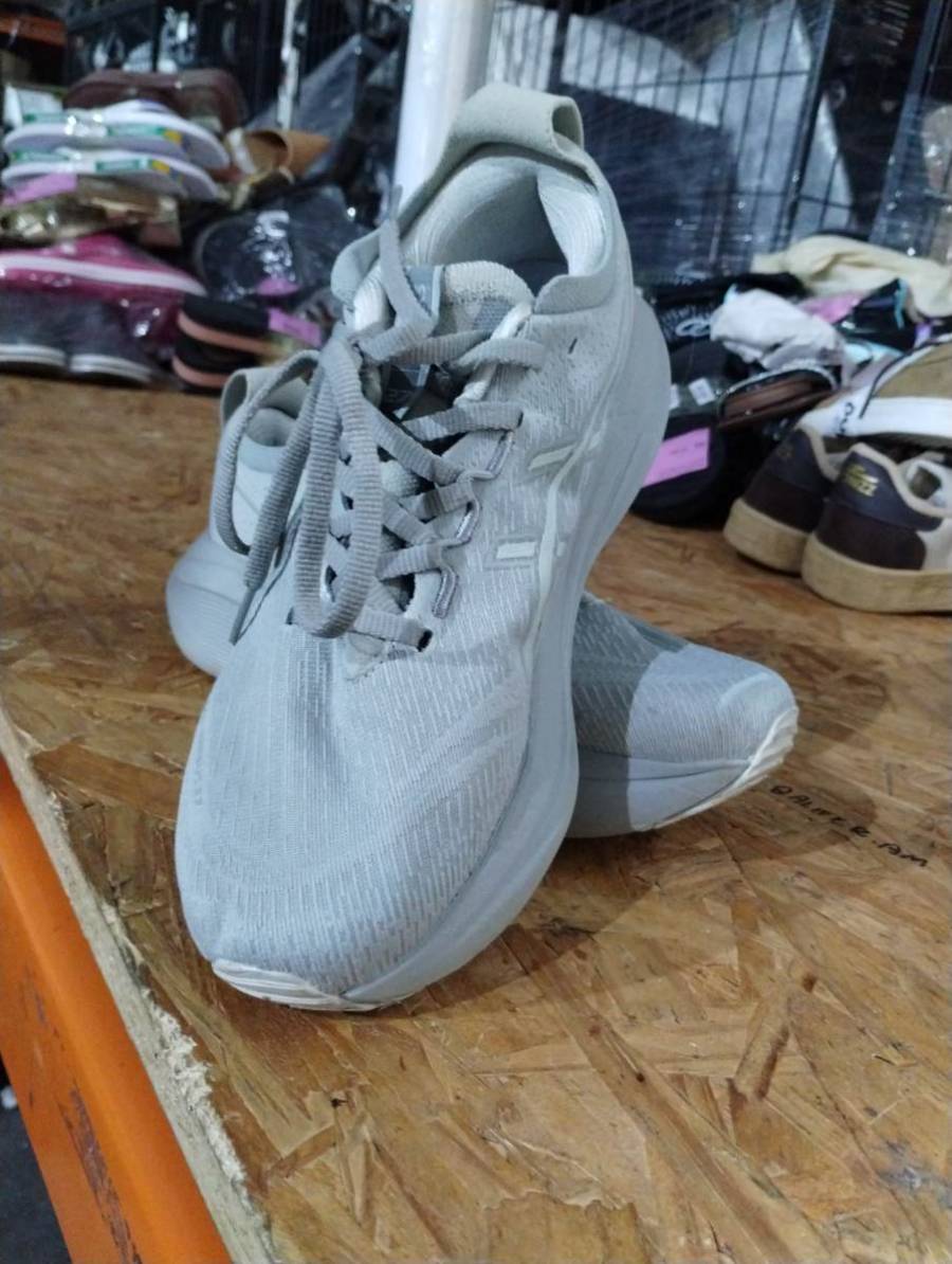 Tênis esportivo masculino cinza claro
