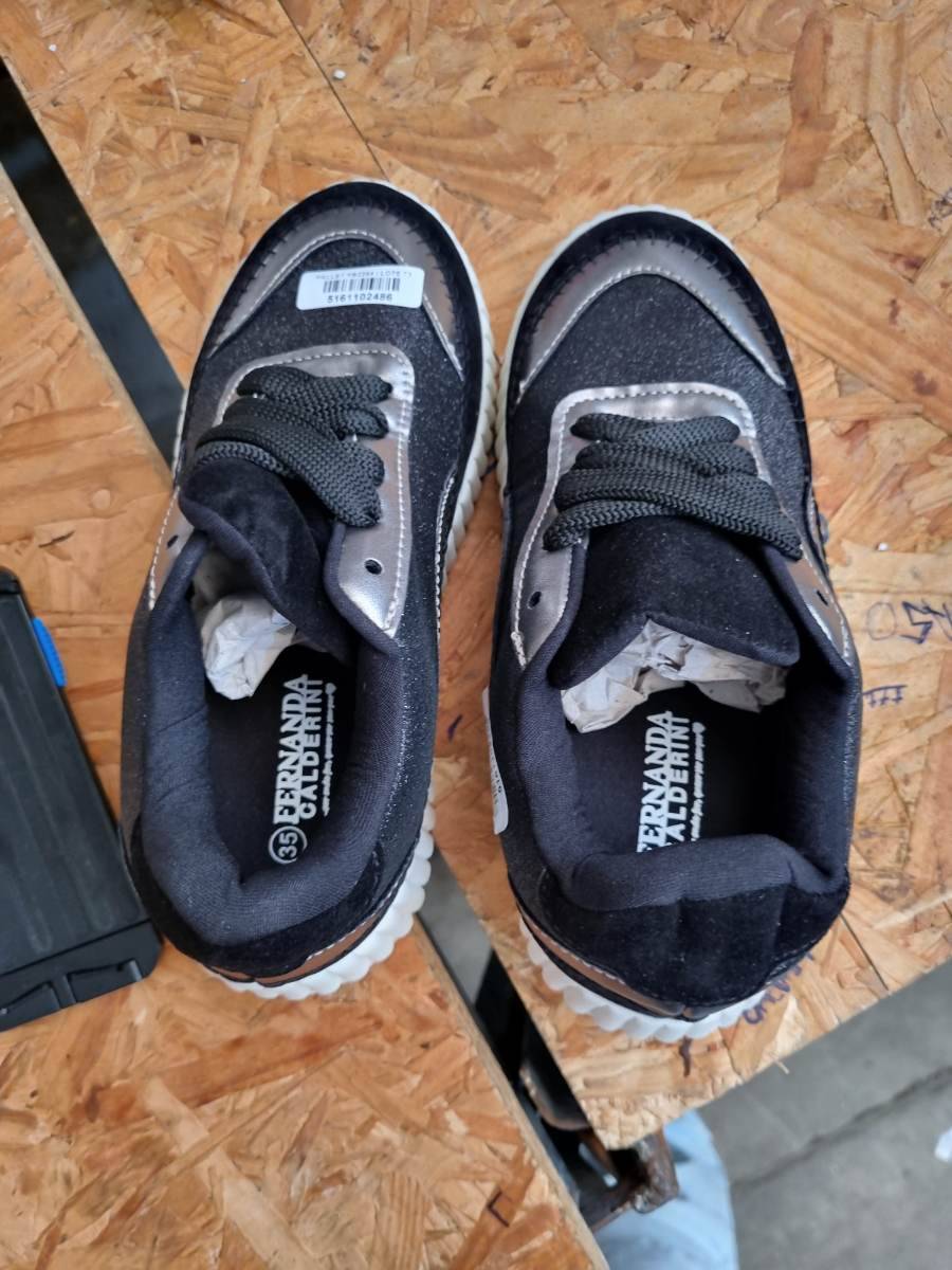 Tênis feminino casual preto com detalhes prateados