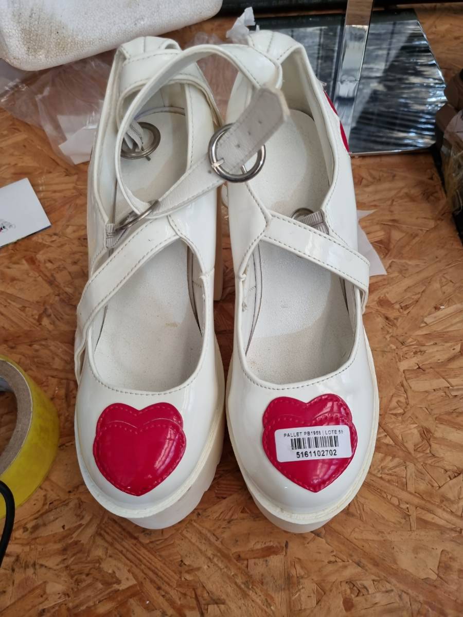 Sapato feminino branco com detalhe em coração vermelho