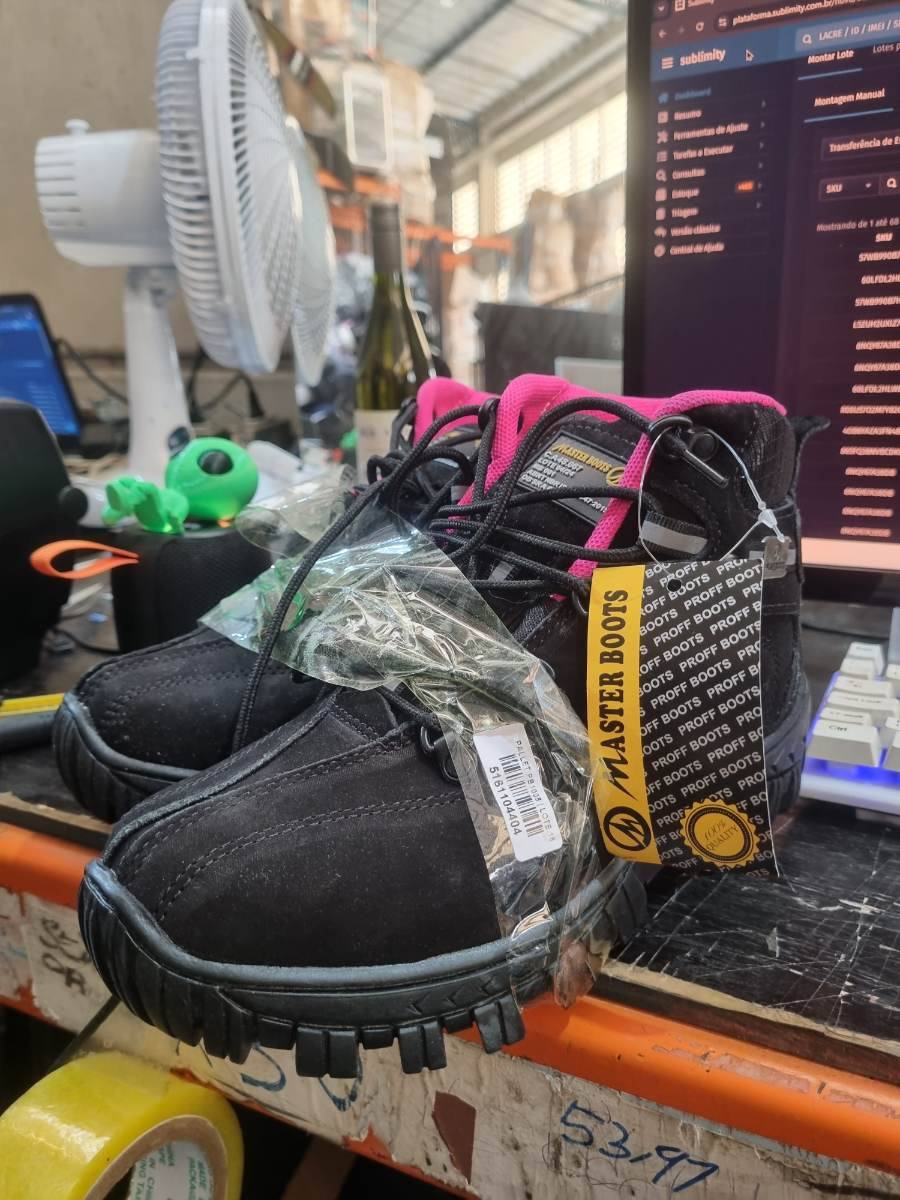 Bota Master Boots preta com detalhes rosa