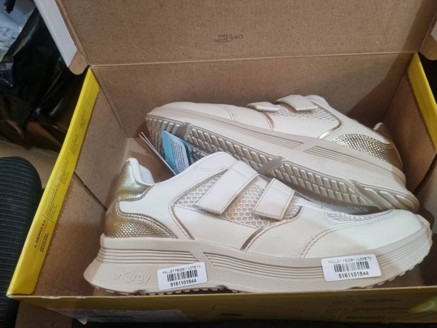 Tênis feminino Piccadilly Energy Off White com detalhes dourados