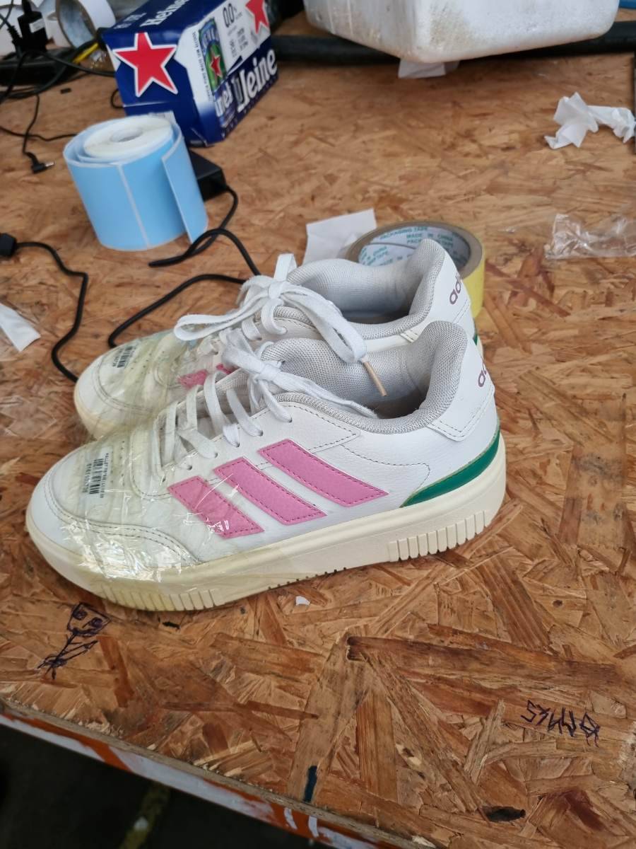 Tênis feminino Adidas branco com detalhes rosa e verde