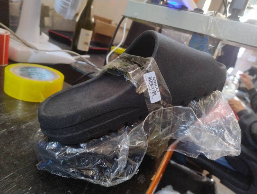 Chinelo tipo slide preto em EVA