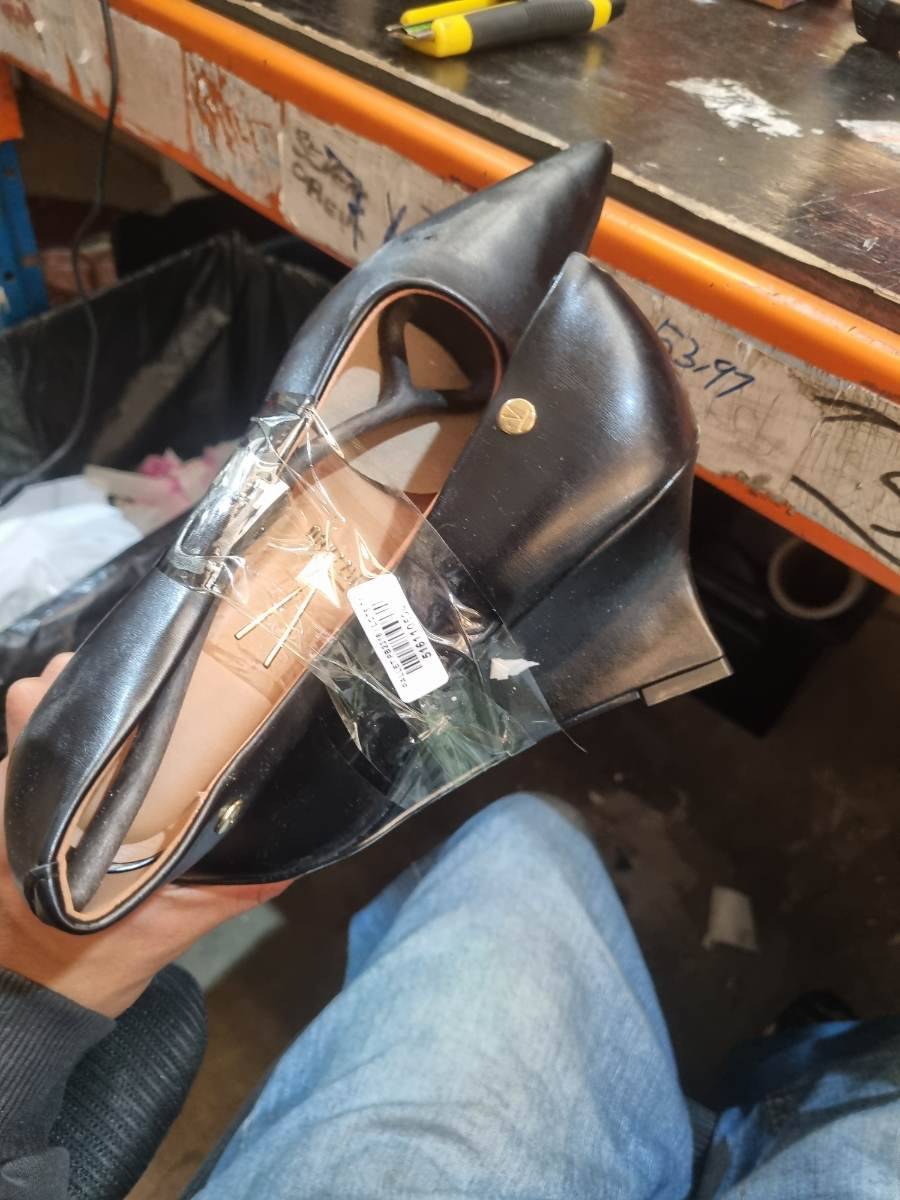 Sapato feminino preto salto médio