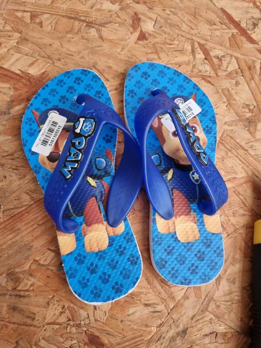 Chinelo infantil azul com estampa do personagem Chase da Patrulha Canina