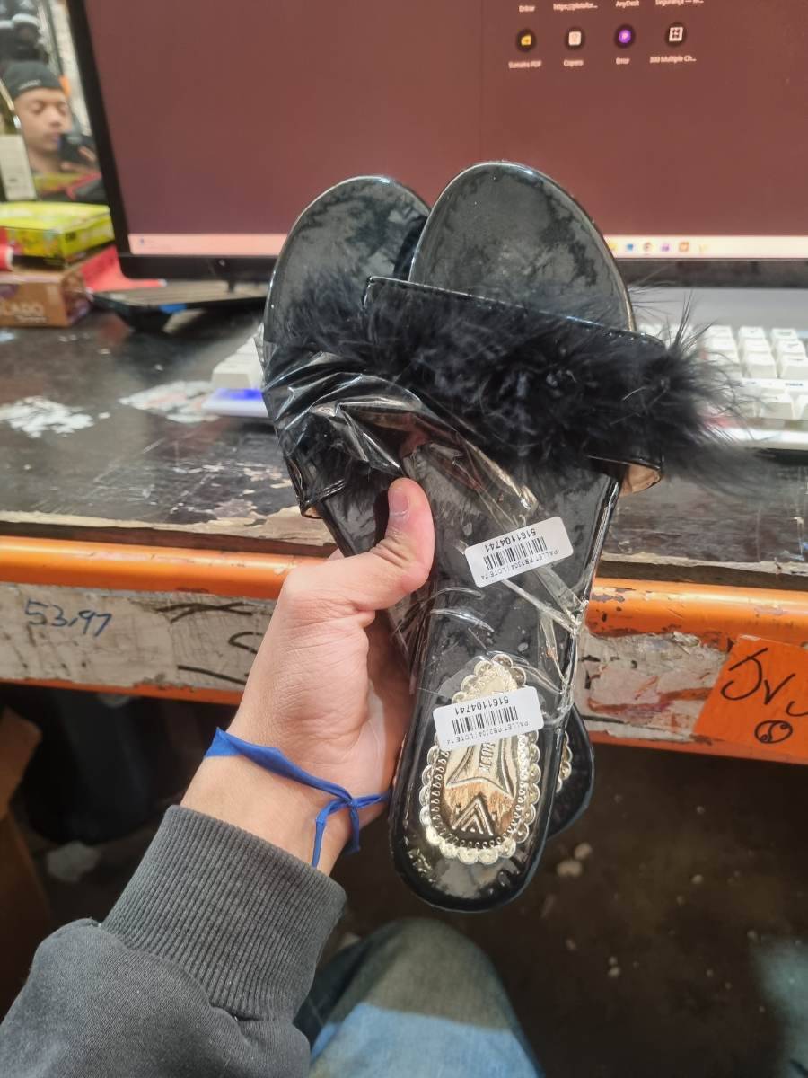 Chinelo feminino preto com detalhe de plumas e enfeite decorativo