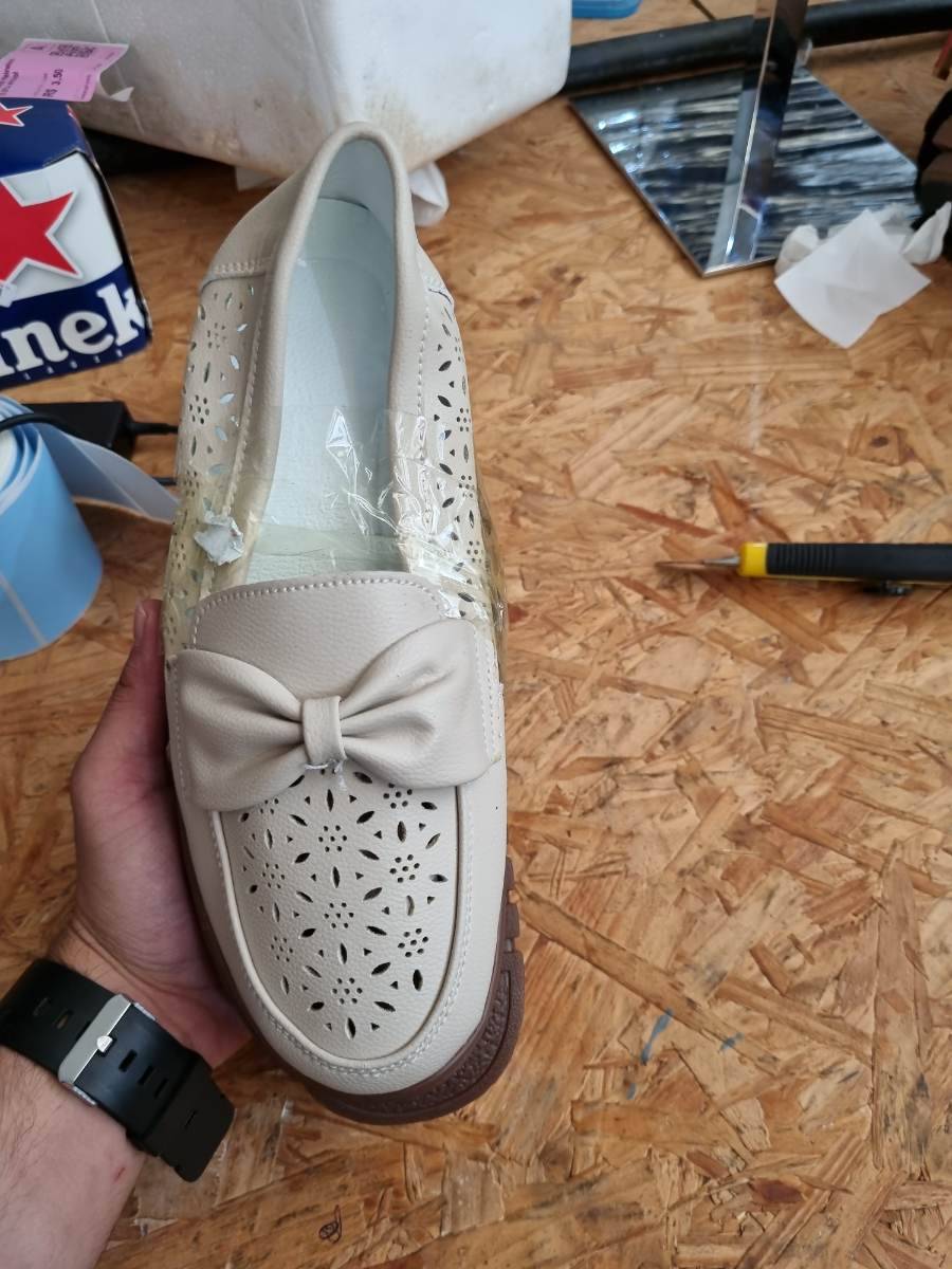 Sapato feminino tipo mocassim com laço decorativo