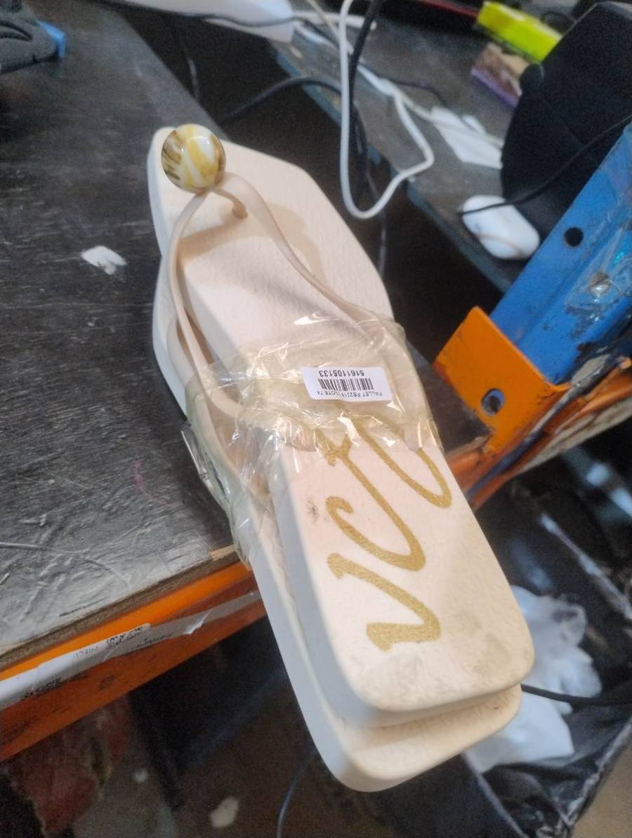 Sandália feminina com detalhe em bola decorativa