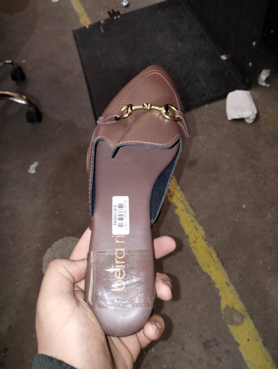 Sapatilha feminina marrom com detalhe dourado