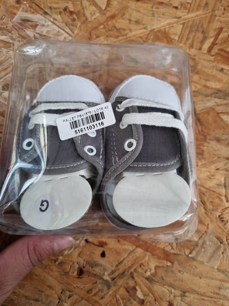 Tênis infantil cinza com cadarço branco