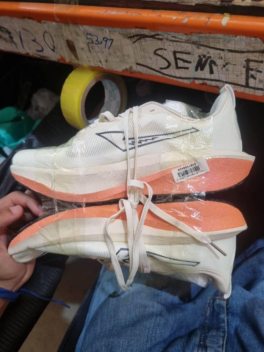 Tênis esportivo branco com solado laranja