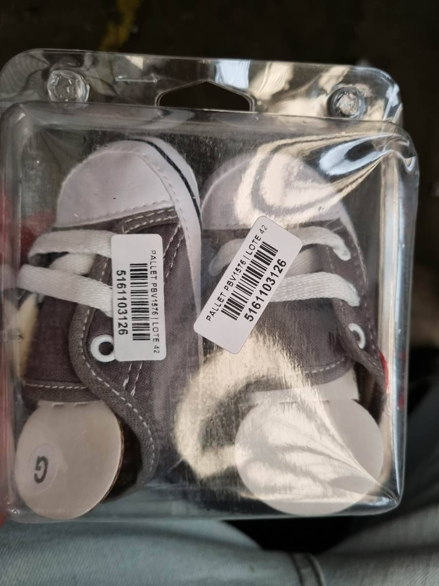 Tênis infantil cinza com cadarço branco