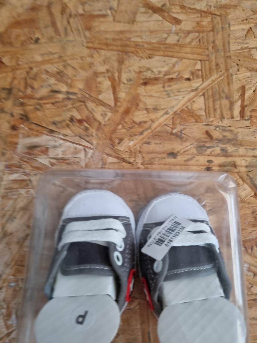 Tênis infantil cinza com cadarço branco