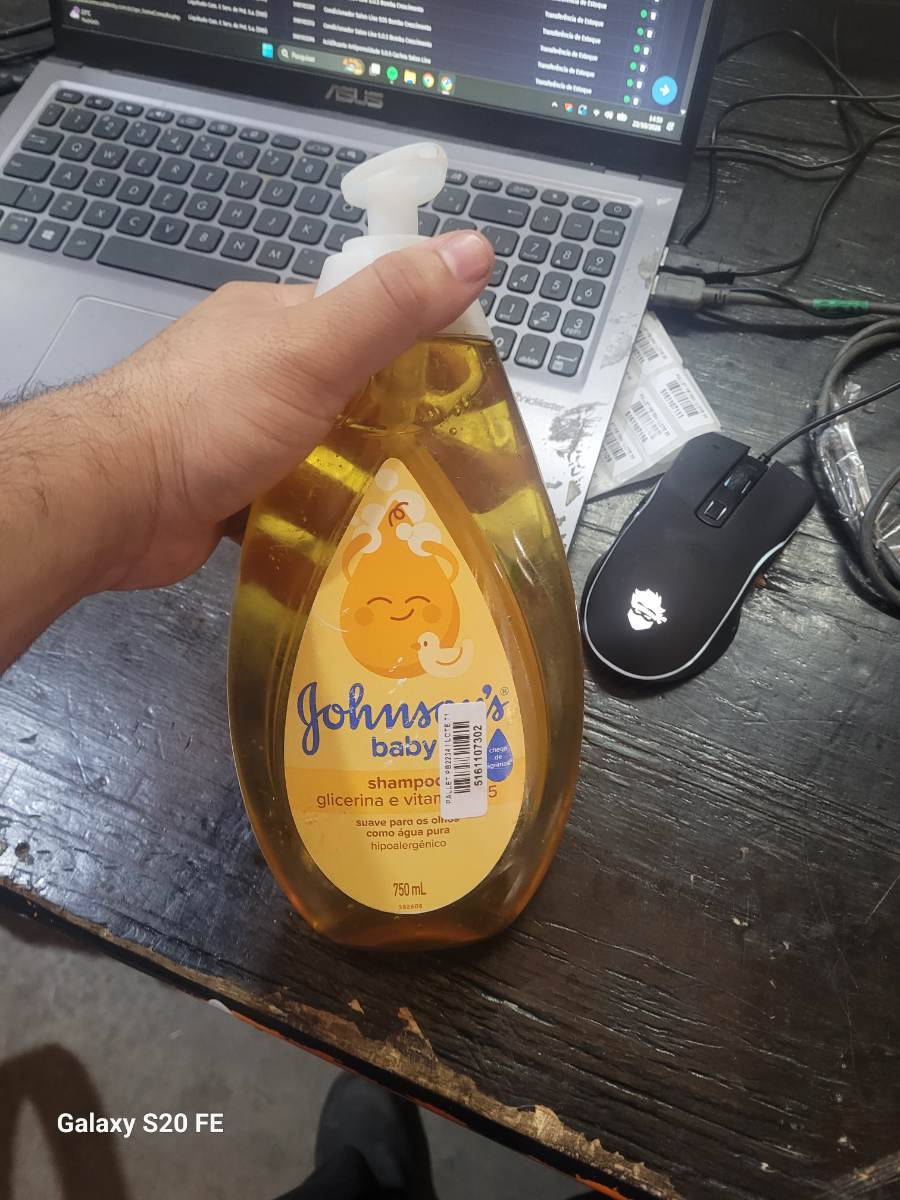 Shampoo Johnson's Baby com glicerina e vitamina