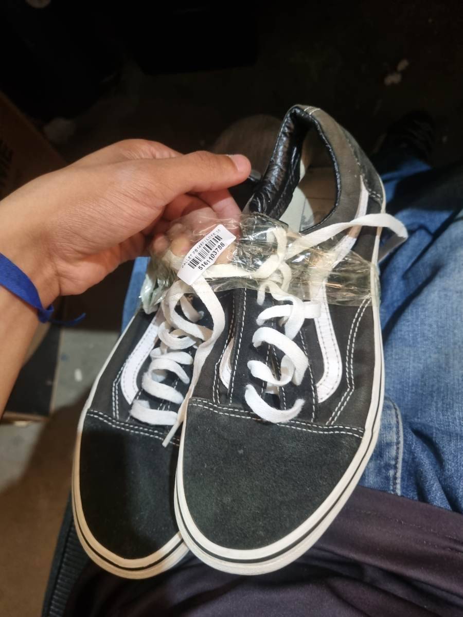Tênis estilo Vans preto com detalhes brancos