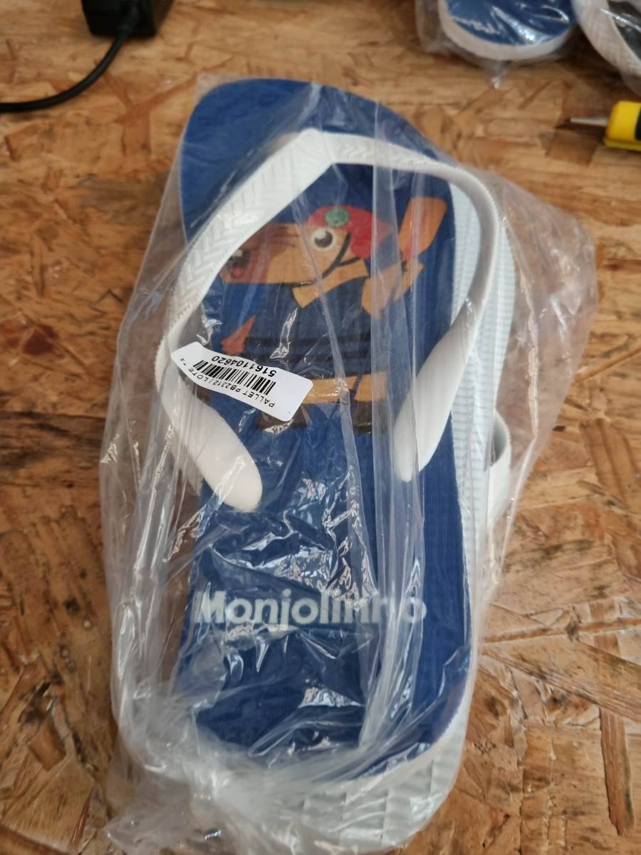 Chinelo infantil azul com estampa de personagem