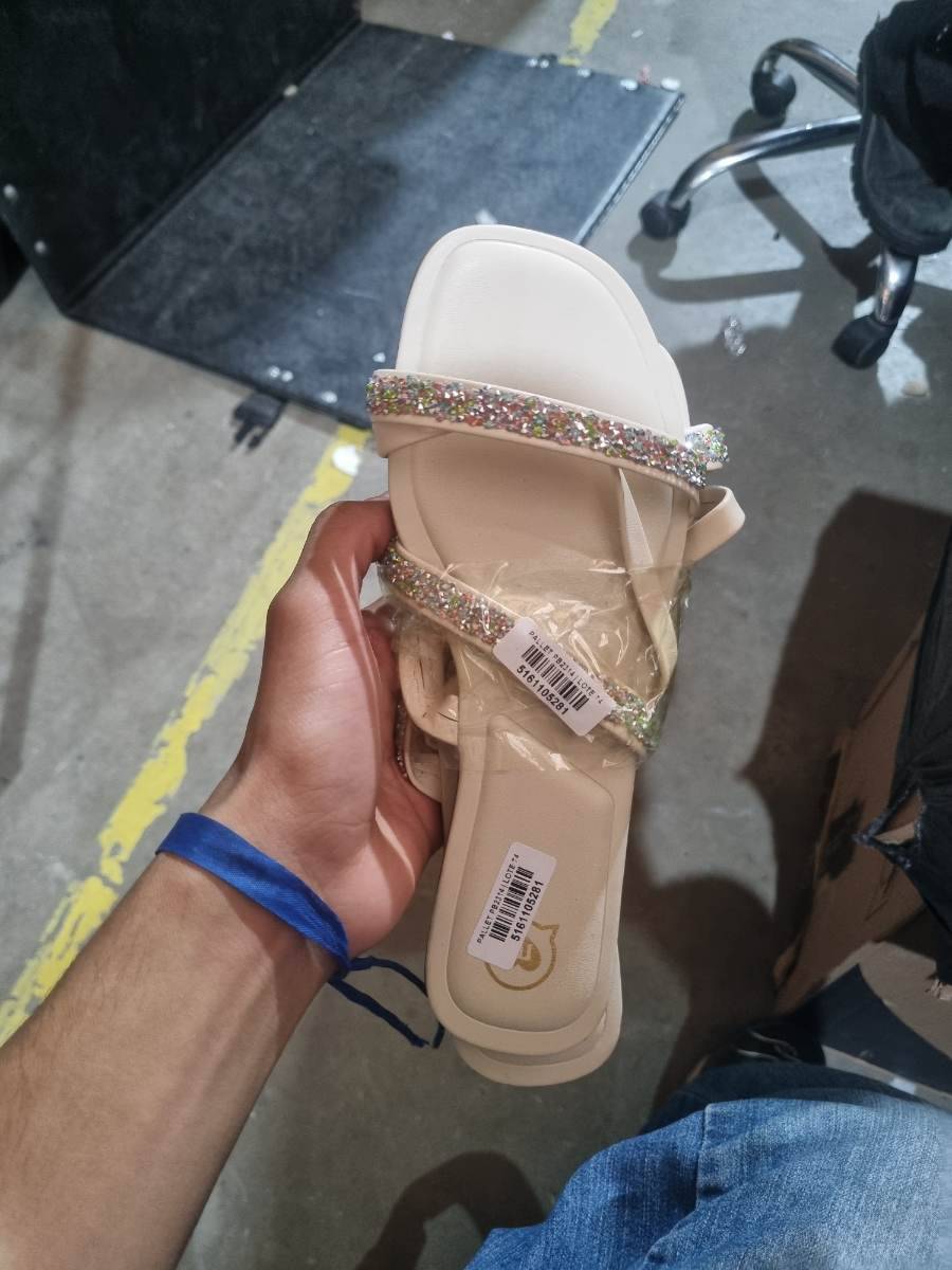 Sandália feminina com tiras decoradas