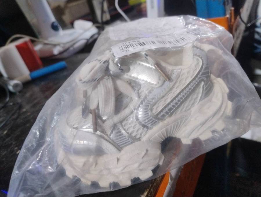 Tênis infantil branco com detalhes cinza