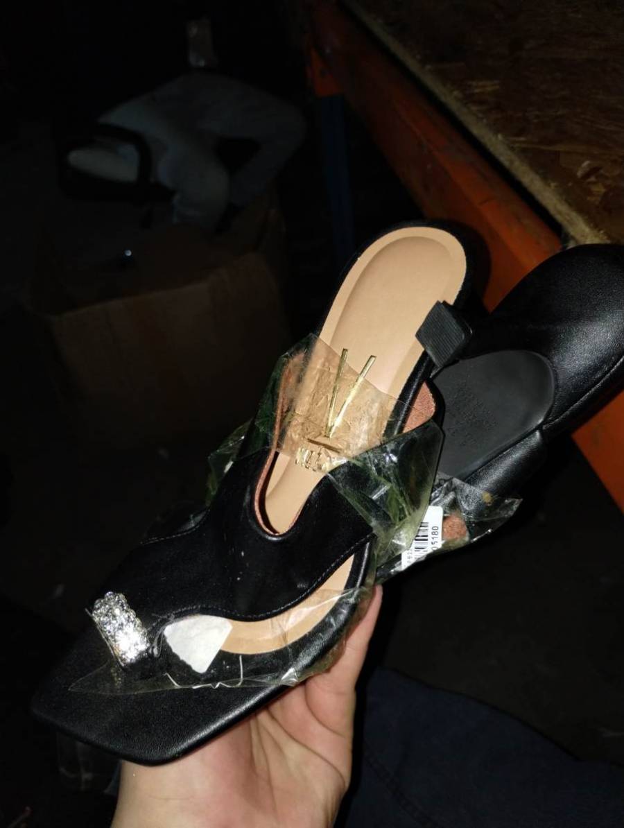 Sandália feminina preta com detalhe em strass