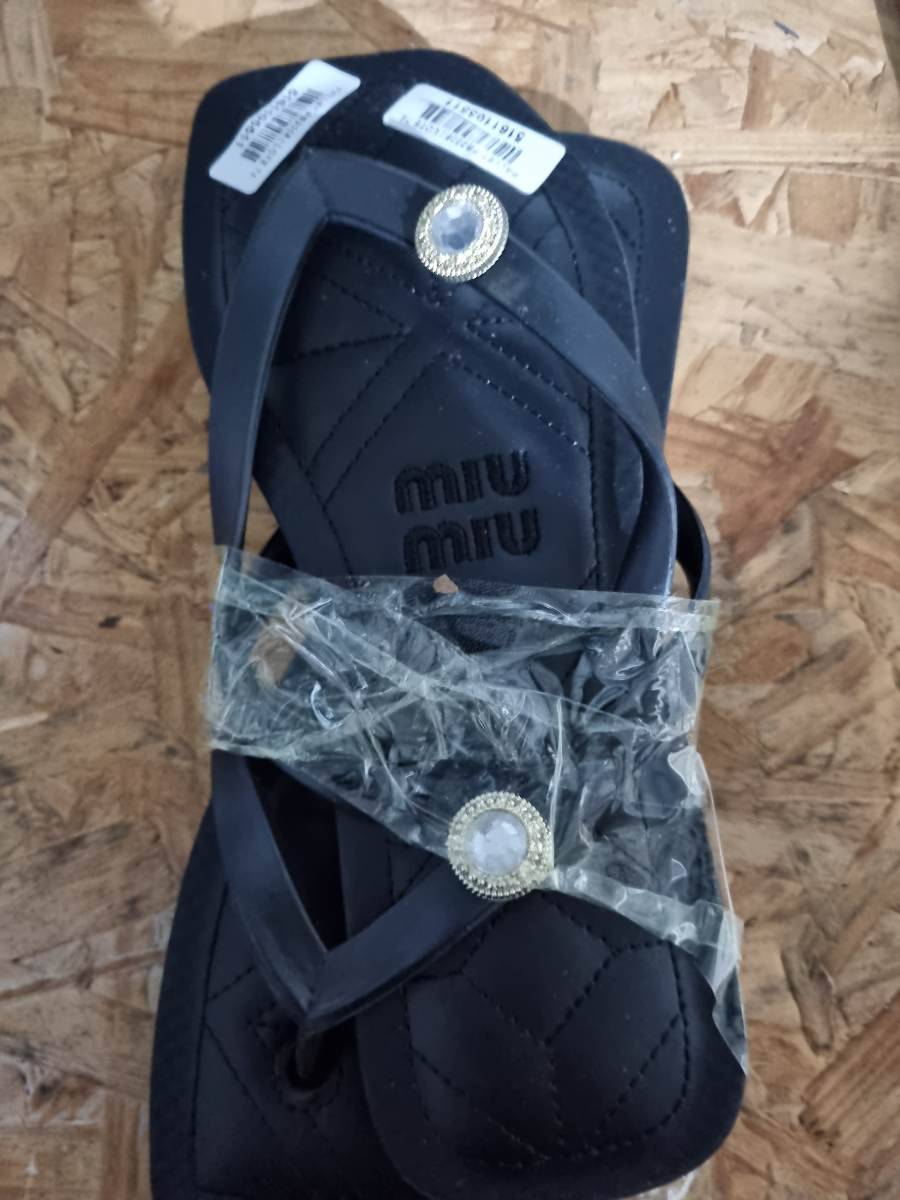 Chinelo feminino preto com enfeite