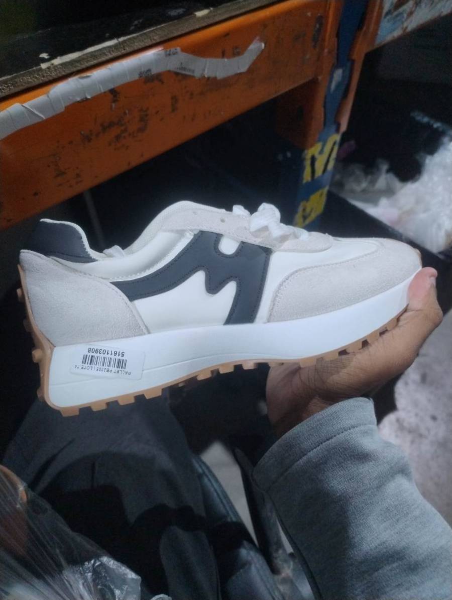Tênis casual masculino branco com detalhes cinza